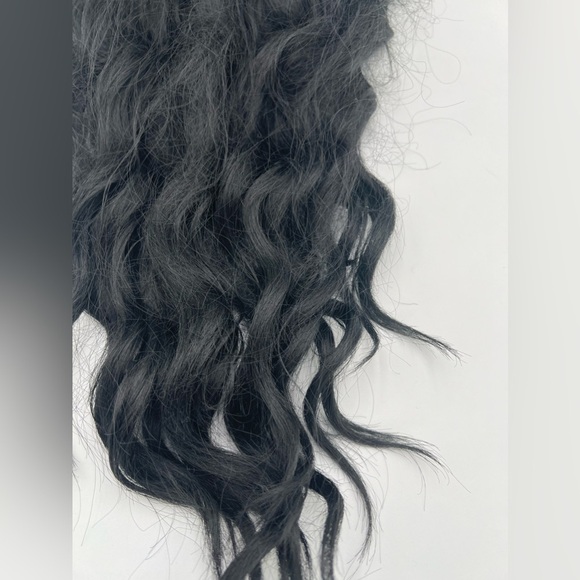 Black Long Wavy Wig With Bangs. - Picture 9 of 10